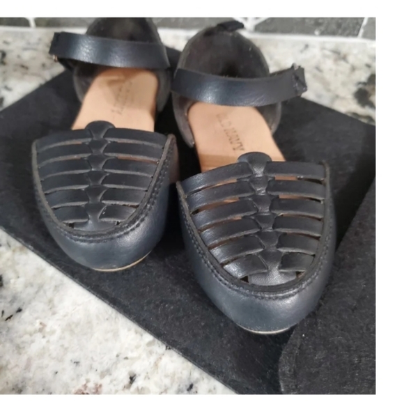 Old navy Sandals - Picture 2 of 4